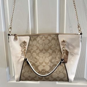 Classic monogram Coach bag in excellent condition never used 💝